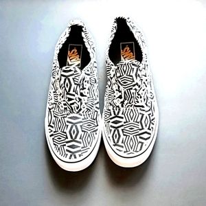 VANS - Black and White Unisex Size 7.5 Men's, 9 Women's